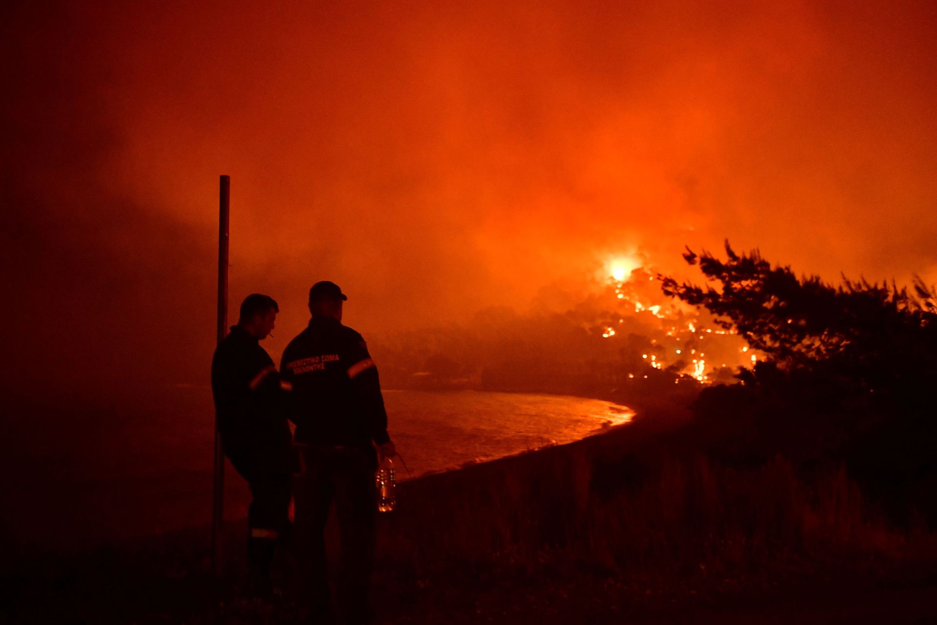 Firefighters look at a wildfire burning next to the beach of the village of Schinos, near Corinth, Greece, May 19, 2021. Picture taken May 19, 2021 Firefighters look at a wildfire burning next to the beach of the village of Schinos, near Corinth, Greece, May 19, 2021. Picture taken May 19, 2021 - Sputnik International, 1920, 23.12.2021