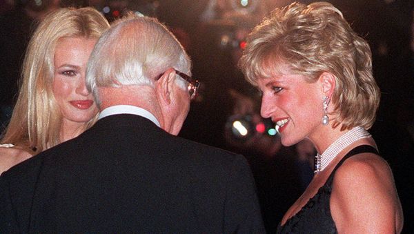 The Princess of Wales is greeted by supermodel Karen Mulder, left, and an unidentified man on her arrival at a celebrity gala charity dinner and fashion show in the heart of London Monday Nov.20, 1995.  - Sputnik International