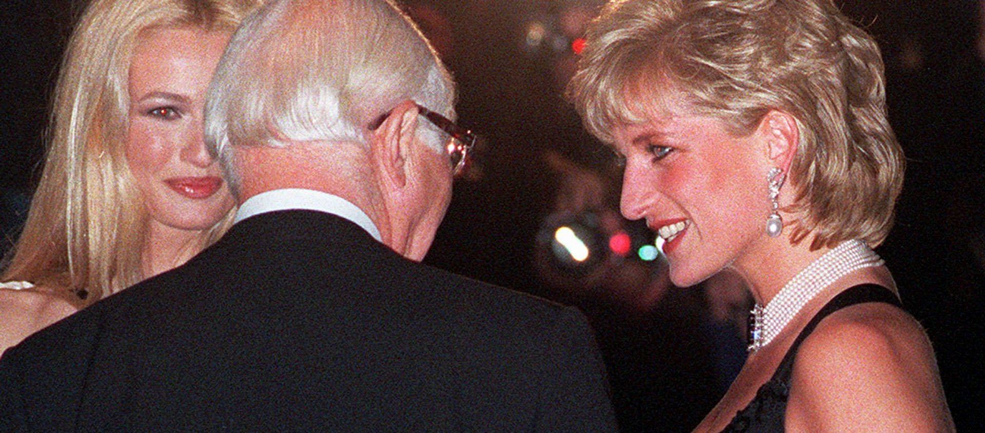 The Princess of Wales is greeted by supermodel Karen Mulder, left, and an unidentified man on her arrival at a celebrity gala charity dinner and fashion show in the heart of London Monday Nov.20, 1995. The Princess of Wales is greeted by supermodel Karen Mulder, left, and an unidentified man on her arrival at a celebrity gala charity dinner and fashion show in the heart of London Monday Nov.20, 1995. - Sputnik International, 1920, 21.05.2021