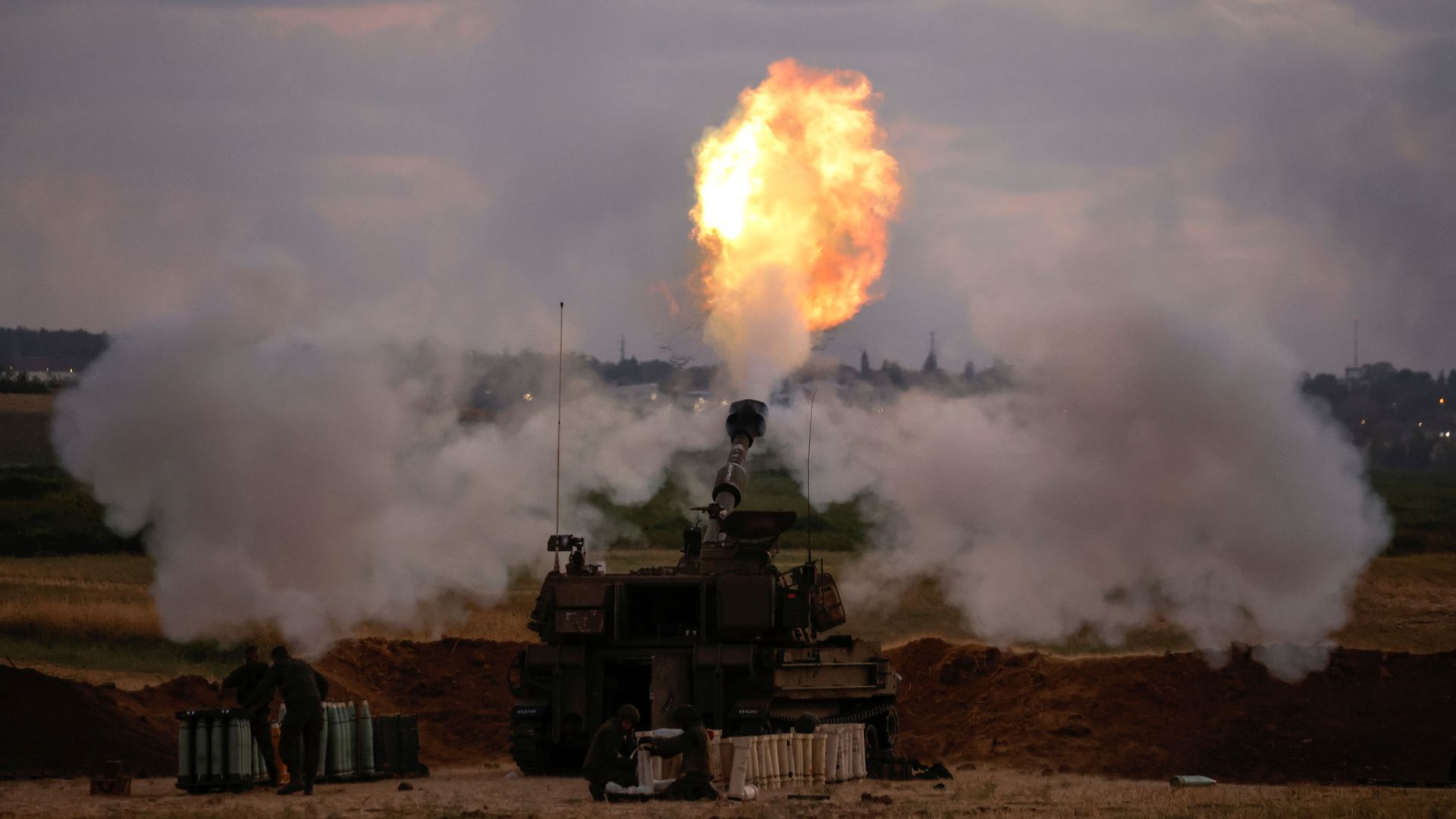 Israeli soldiers work at an artillery unit as it fires near the border between Israel and the Gaza strip, on the Israeli side May 17, 2021 Israeli soldiers work at an artillery unit as it fires near the border between Israel and the Gaza strip, on the Israeli side May 17, 2021 - Sputnik International, 1920, 04.06.2021