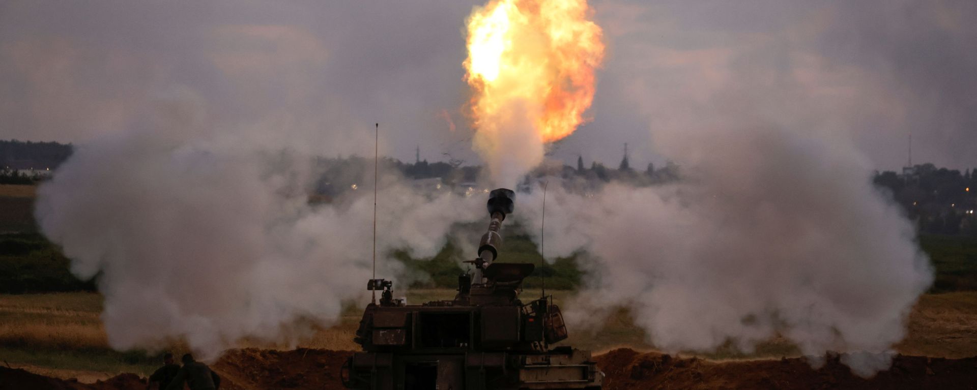 Israeli soldiers work at an artillery unit as it fires near the border between Israel and the Gaza strip, on the Israeli side May 17, 2021 - Sputnik International, 1920, 04.06.2021