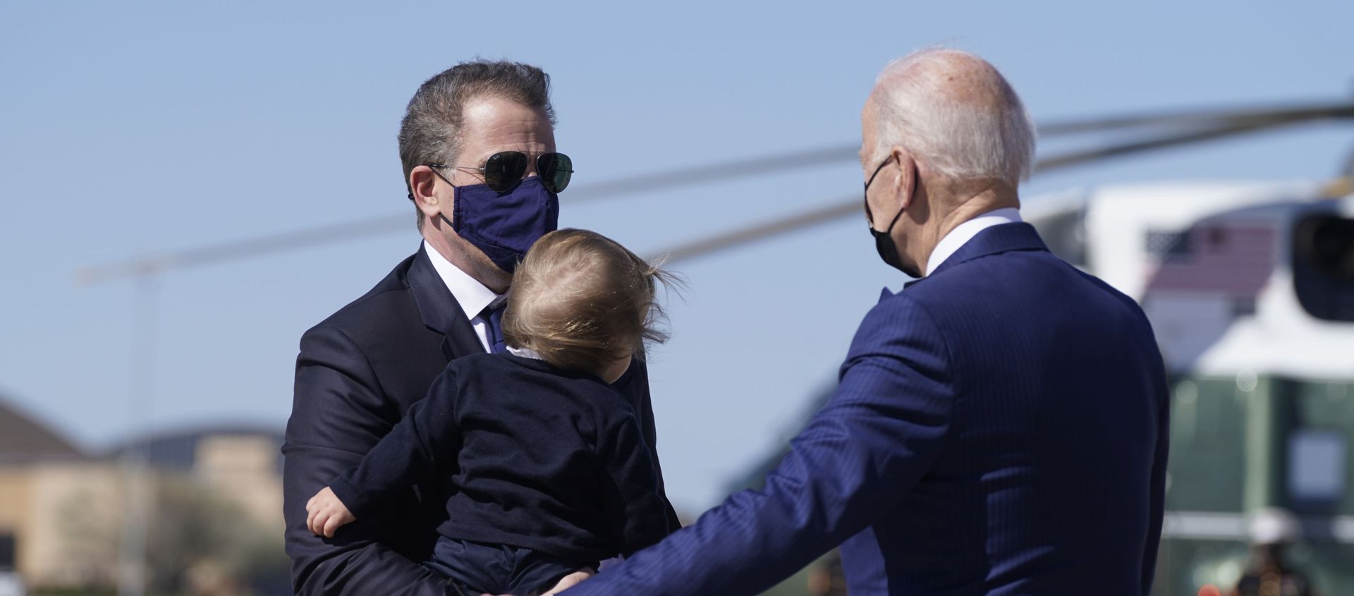 Joe Biden (right), his son Hunter Biden (left) and grandson Beau Biden (centre) Joe Biden (right), his son Hunter Biden (left) and grandson Beau Biden (centre) - Sputnik International, 1920, 21.05.2021