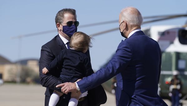 Joe Biden (right), his son Hunter Biden (left) and grandson Beau Biden (centre) - Sputnik International