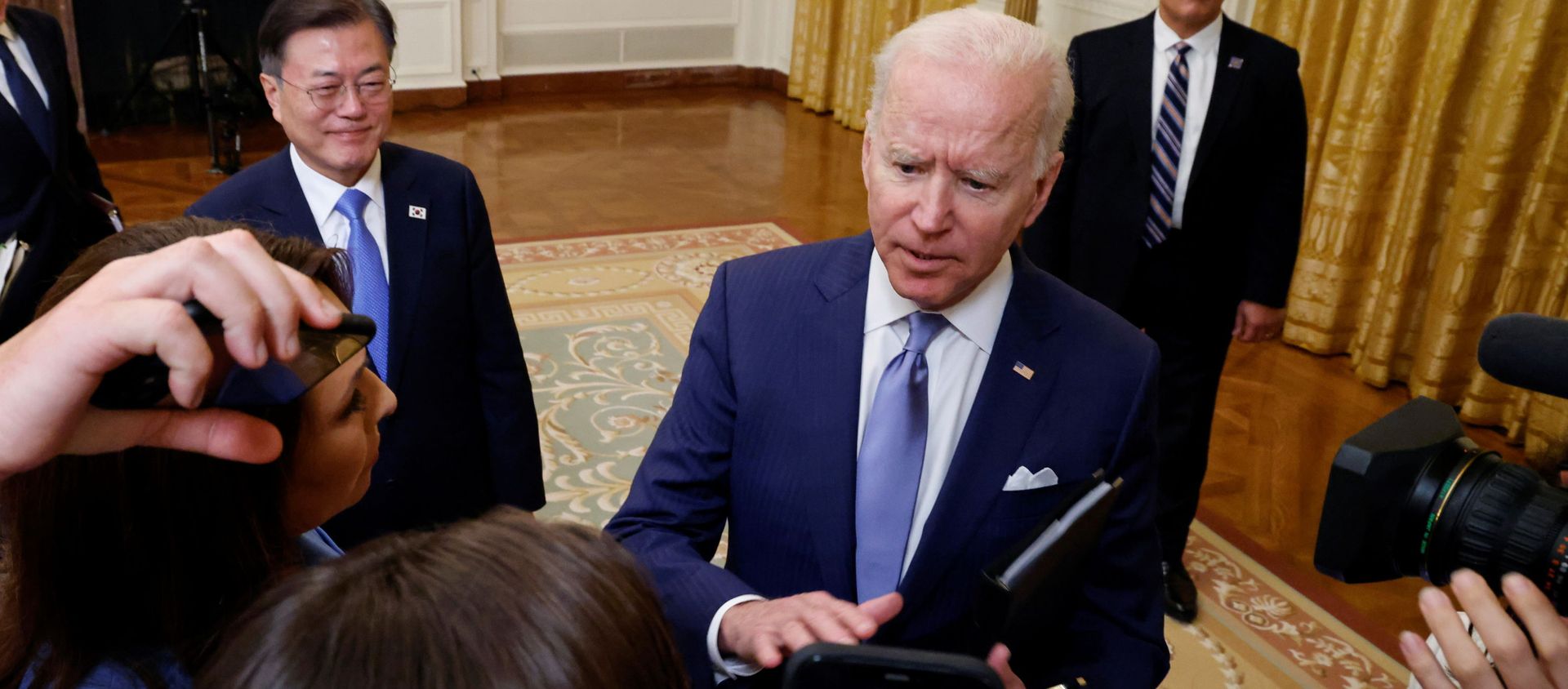 South Korea's President Moon Jae-in smiles as U.S. President Joe Biden interacts with members of the media after a joint news conference after a day of meetings at the White House, in Washington, U.S. May 21, 2021. - Sputnik International, 1920, 22.05.2021