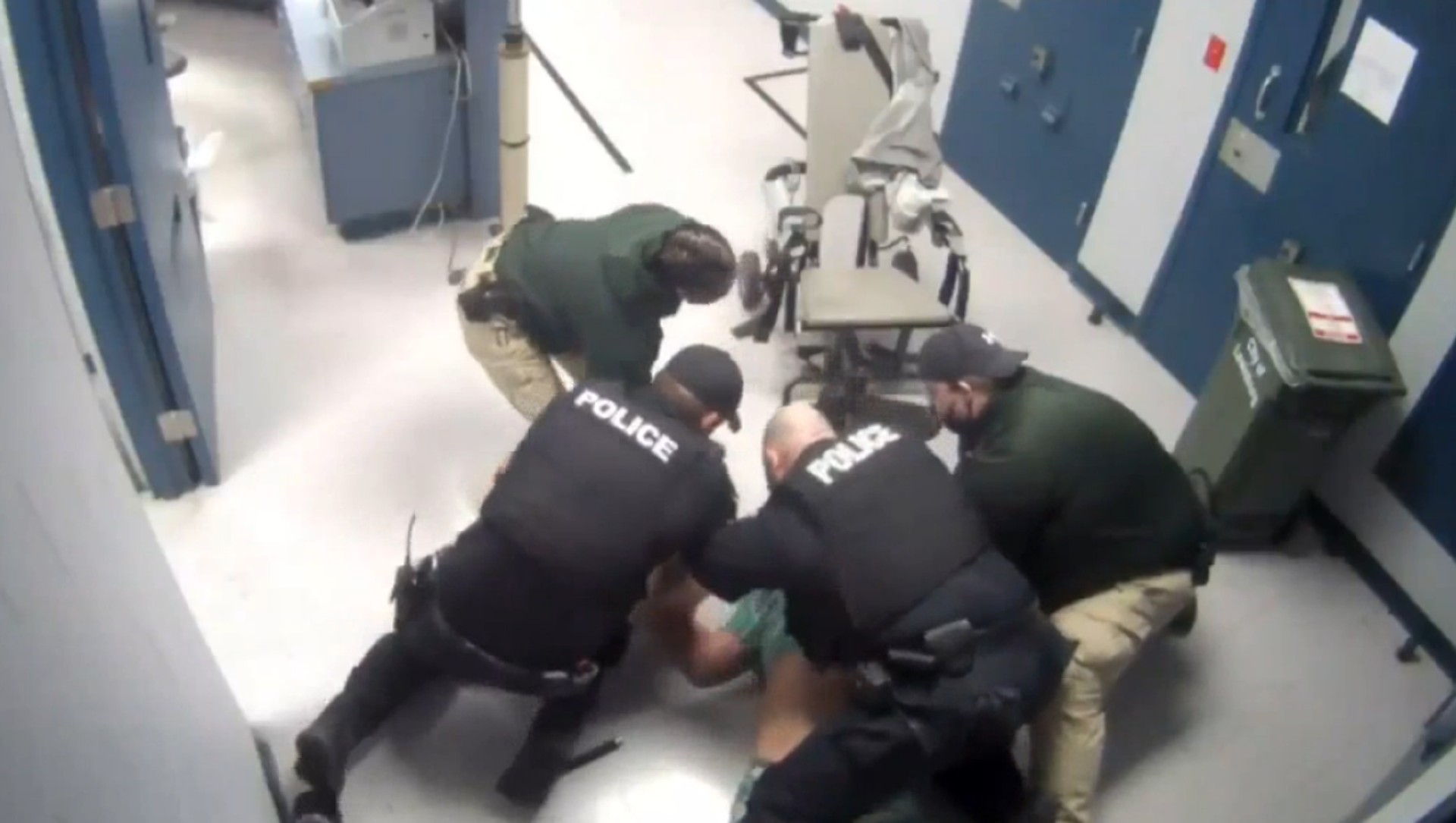 Screenshot from a video showing seven police officers pinning William Jennette to the ground in a Tennessee jail Screenshot from a video showing seven police officers pinning William Jennette to the ground in a Tennessee jail - Sputnik International, 1920, 22.05.2021