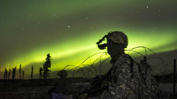 In this Oct. 25, 2016 photo provided by the U.S. Army Alaska, paratroopers secure an area in view of the aurora borealis, or northern lights, during night live-fire training at Fort Greely, Alaska. The battalion spent much of Exercise Spartan Cerberus in subzero temperatures training in Arctic, airborne and infantry tasks.  - Sputnik International