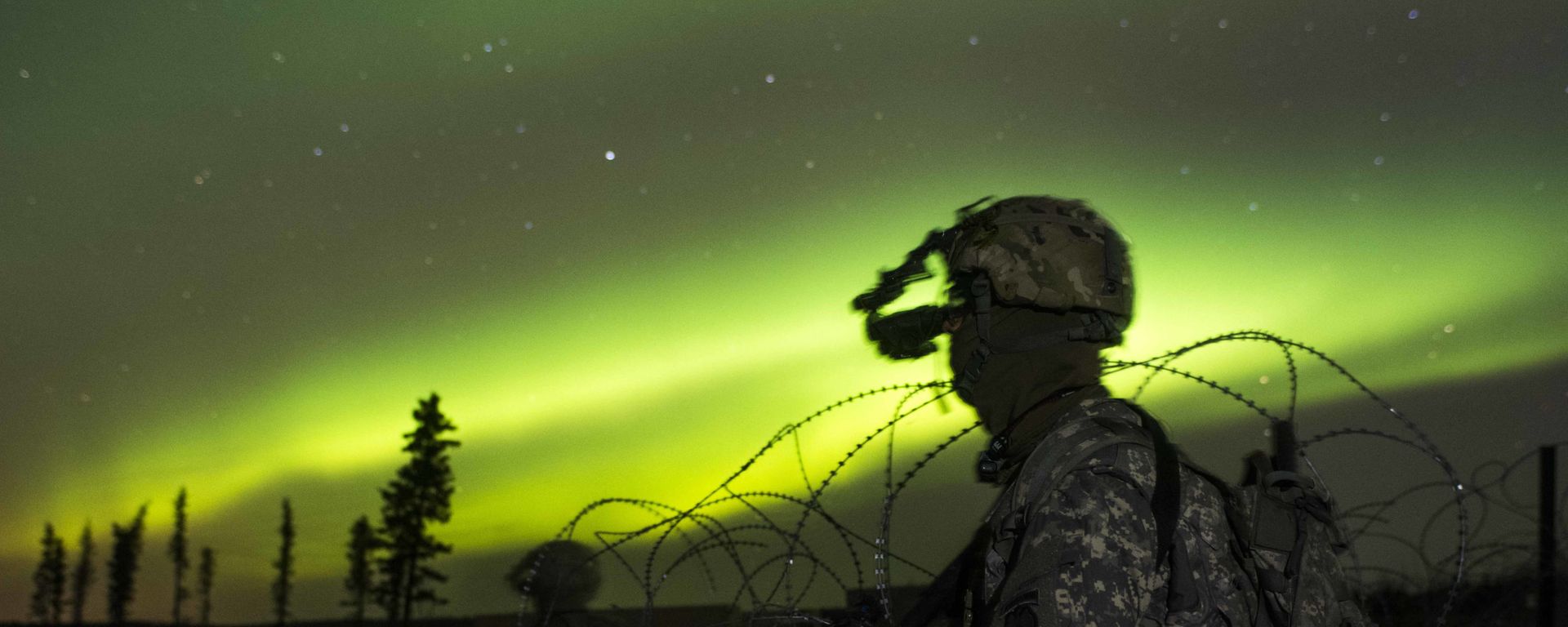 In this Oct. 25, 2016 photo provided by the U.S. Army Alaska, paratroopers secure an area in view of the aurora borealis, or northern lights, during night live-fire training at Fort Greely, Alaska. The battalion spent much of Exercise Spartan Cerberus in subzero temperatures training in Arctic, airborne and infantry tasks. In this Oct. 25, 2016 photo provided by the U.S. Army Alaska, paratroopers secure an area in view of the aurora borealis, or northern lights, during night live-fire training at Fort Greely, Alaska. The battalion spent much of Exercise Spartan Cerberus in subzero temperatures training in Arctic, airborne and infantry tasks. - Sputnik International, 1920, 24.12.2023