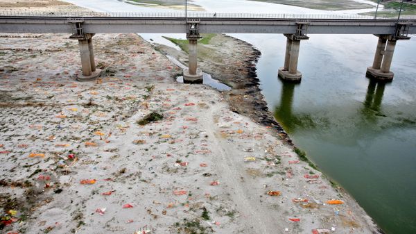 Mass Graves of COVID-19 Victims Along Banks of India's Ganges - Sputnik International