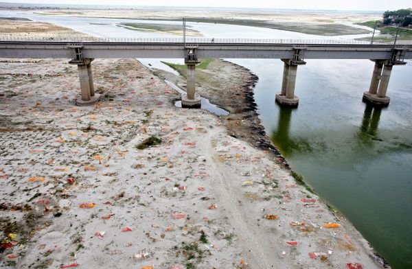 Mass Graves of COVID-19 Victims Along Banks of India's Ganges - Sputnik International