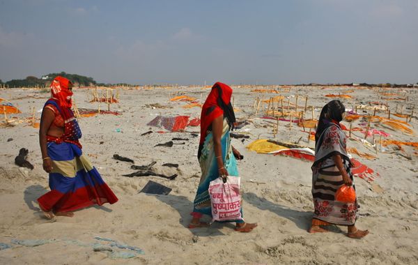 Mass Graves of COVID-19 Victims Along Banks of India's Ganges - Sputnik International