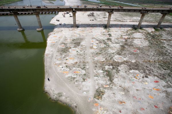 Mass Graves of COVID-19 Victims Along Banks of India's Ganges - Sputnik International