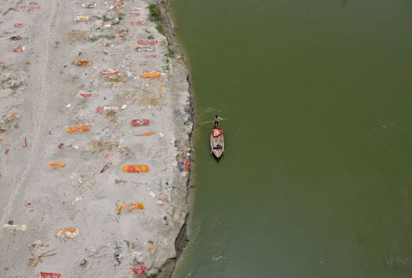 Mass Graves of COVID-19 Victims Along Banks of India's Ganges - Sputnik International