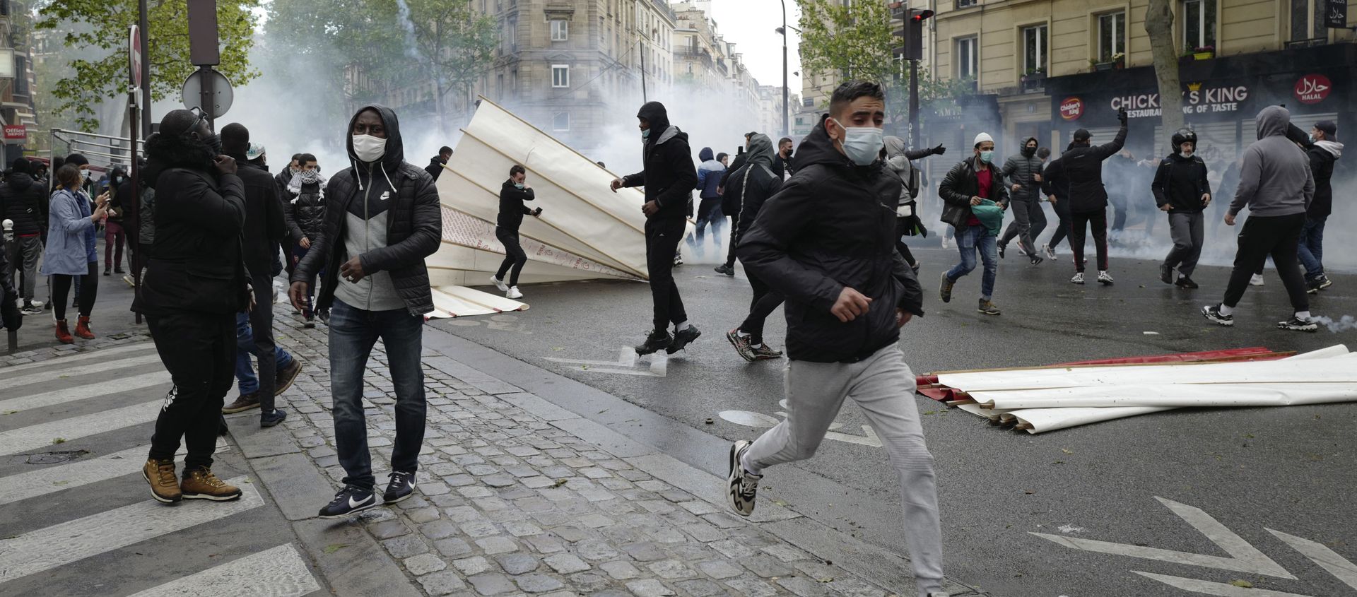 Youths run away during a banned protest in support of Palestinians in the Gaza Strip, in Paris, Saturday, May, 15, 2021. Youths run away during a banned protest in support of Palestinians in the Gaza Strip, in Paris, Saturday, May, 15, 2021. - Sputnik International, 1920, 22.05.2021