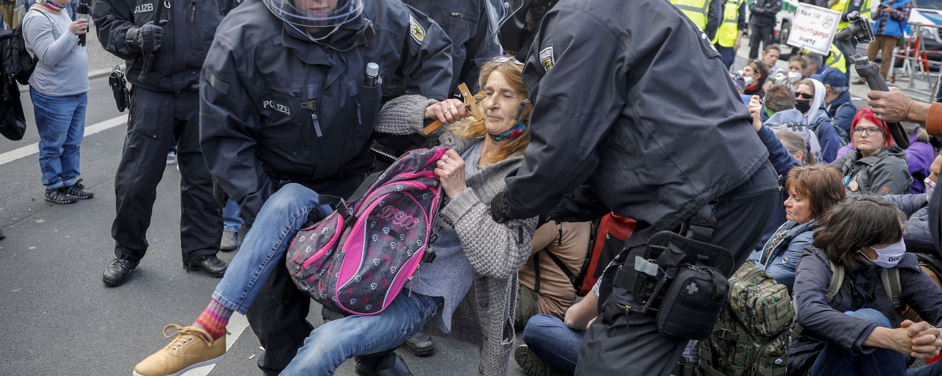 Police officers carry away a demonstrator after police stop a protest rally against the German government's policy to battle the corona virus pandemic in Berlin, Germany, Wednesday, April 21, 2021. Police officers carry away a demonstrator after police stop a protest rally against the German government's policy to battle the corona virus pandemic in Berlin, Germany, Wednesday, April 21, 2021. - Sputnik International, 1920, 04.09.2022