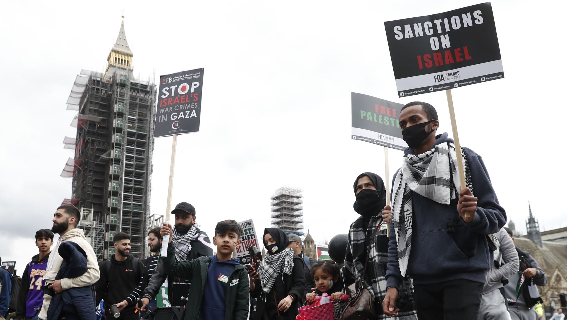 Protesters hold placards and banners in London, Saturday, May 22, 2021, as they take part in a rally supporting Palestinians. Protesters hold placards and banners in London, Saturday, May 22, 2021, as they take part in a rally supporting Palestinians. - Sputnik International, 1920, 22.05.2021