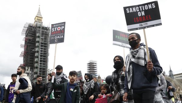 Protesters hold placards and banners in London, Saturday, May 22, 2021, as they take part in a rally supporting Palestinians.  - Sputnik International