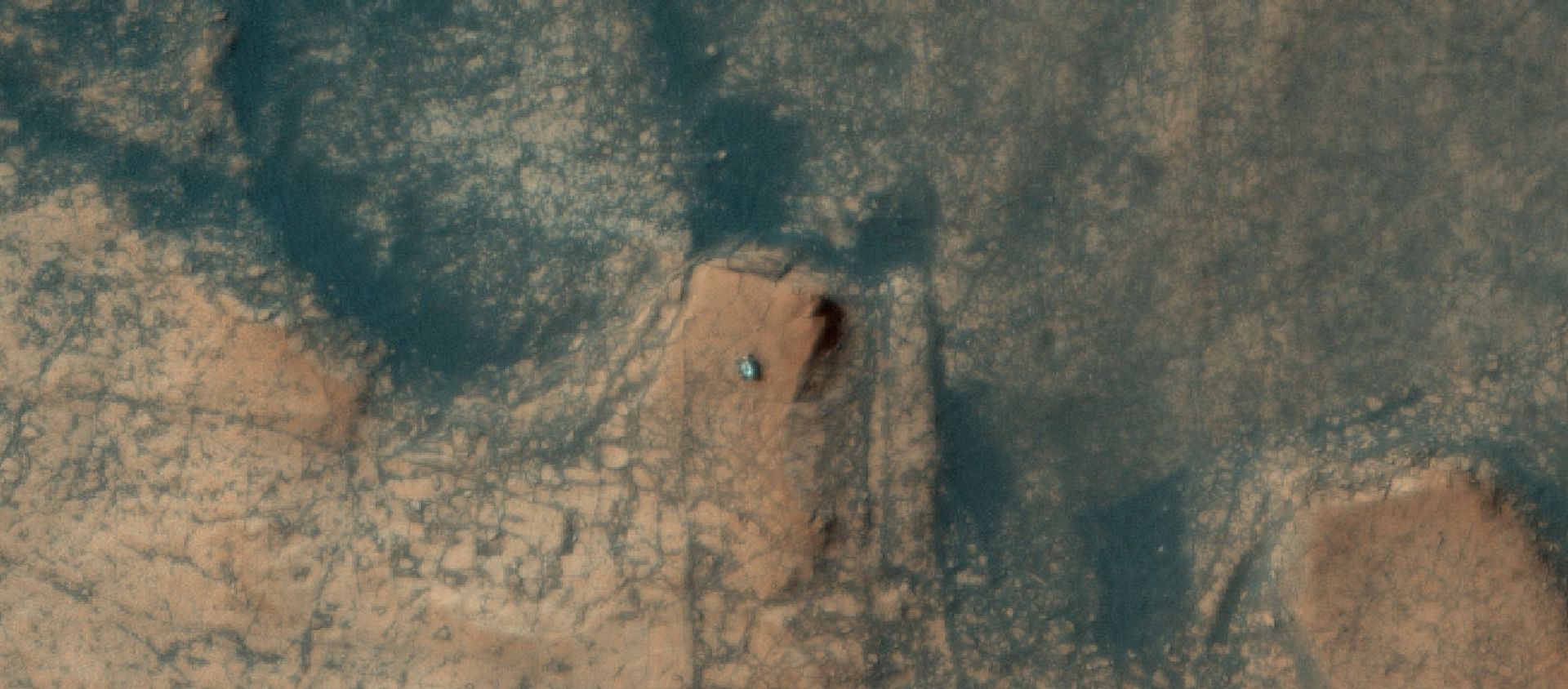 The HiRISE camera aboard NASA's Mars Reconnaissance Orbiter captured this photo of the Curiosity rover ascending Mont Mercou on April 18, 2021 The HiRISE camera aboard NASA's Mars Reconnaissance Orbiter captured this photo of the Curiosity rover ascending Mont Mercou on April 18, 2021 - Sputnik International, 1920, 22.05.2021