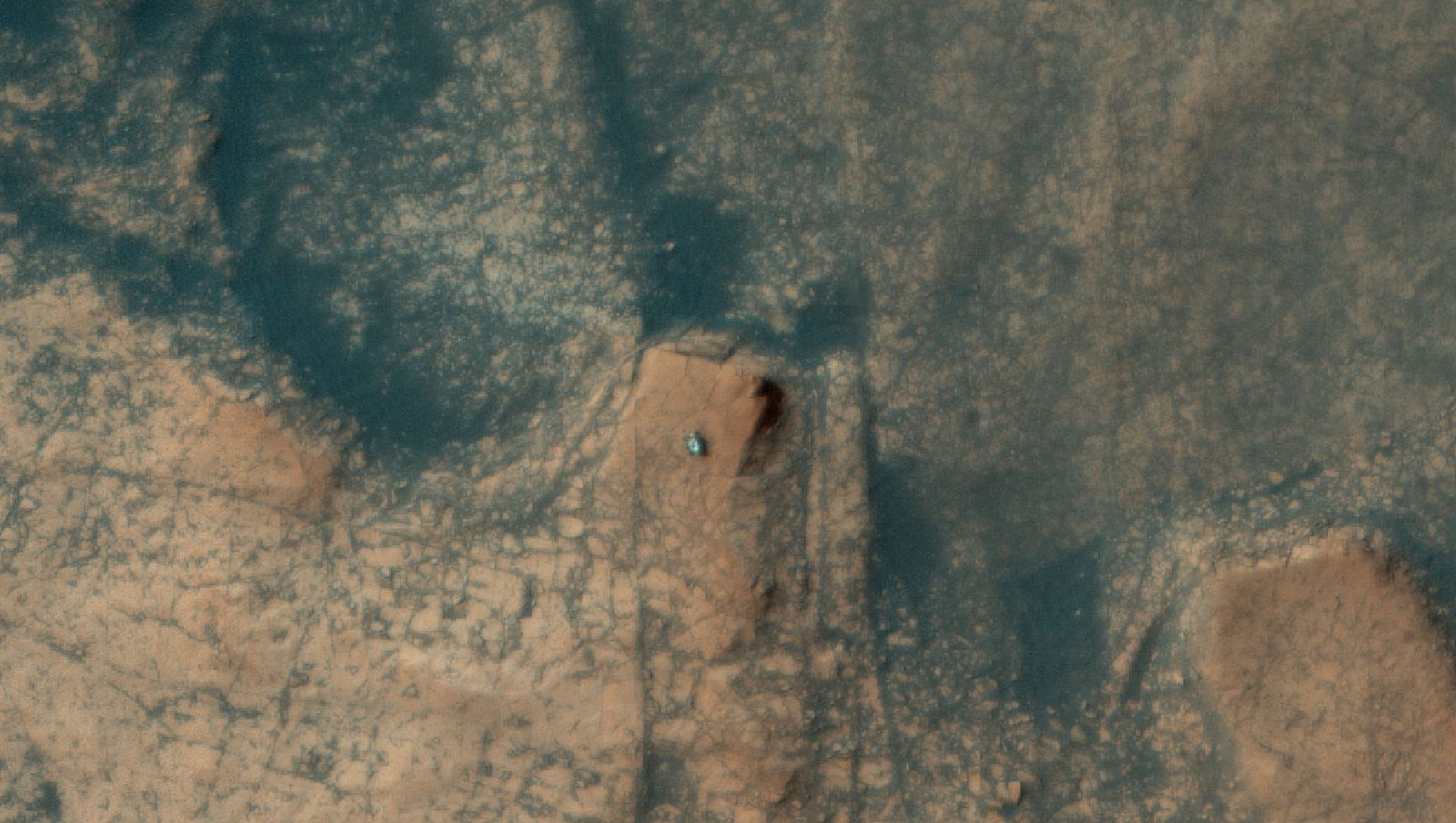 The HiRISE camera aboard NASA's Mars Reconnaissance Orbiter captured this photo of the Curiosity rover ascending Mont Mercou on April 18, 2021 The HiRISE camera aboard NASA's Mars Reconnaissance Orbiter captured this photo of the Curiosity rover ascending Mont Mercou on April 18, 2021 - Sputnik International, 1920, 22.05.2021