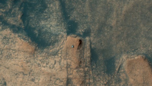 The HiRISE camera aboard NASA's Mars Reconnaissance Orbiter captured this photo of the Curiosity rover ascending Mont Mercou on April 18, 2021 - Sputnik International