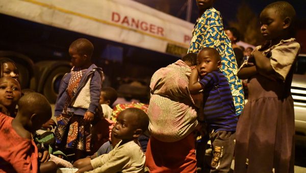 People gather with their belongings following a volcanic activities at Mount Nyiragongo near Goma, in the Democratic Republic of Congo May 22, 2021 - Sputnik International