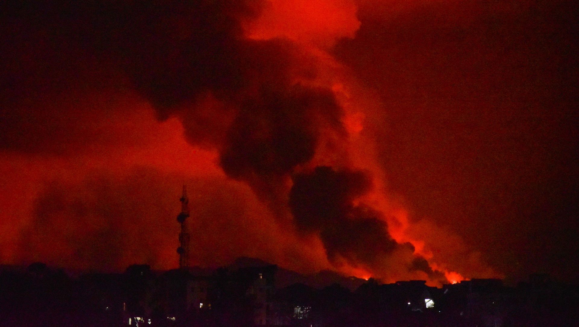 A general view shows smoke and flames at the volcanic eruption of Mount Nyiragongo near Goma, in the Democratic Republic of Congo May 22, 2021 A general view shows smoke and flames at the volcanic eruption of Mount Nyiragongo near Goma, in the Democratic Republic of Congo May 22, 2021 - Sputnik International, 1920, 22.05.2021