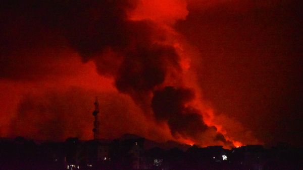 A general view shows smoke and flames at the volcanic eruption of Mount Nyiragongo near Goma, in the Democratic Republic of Congo May 22, 2021 - Sputnik International