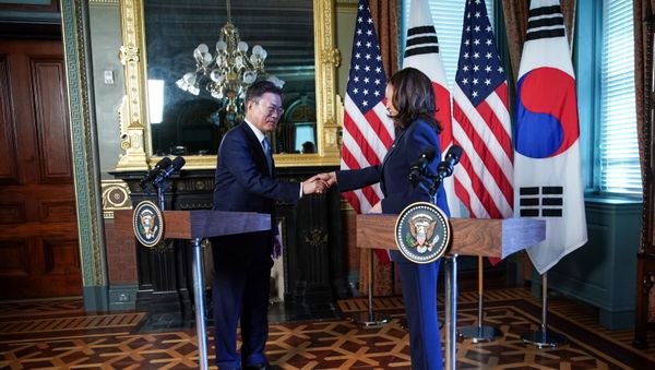 US Vice President Kamala Harris and South Korean President Moon Jae-in shake hands before participating in a bilateral meeting at the Eisenhower Executive Office Building near the White House in Washington, US, May 21, 2021 - Sputnik International