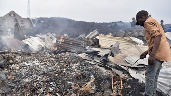 Residents pick up remains of their destroyed homes from the smouldering lava deposited by the eruption of Mount Nyiragongo volcano near Goma, in the Democratic Republic of Congo May 23, 2021. - Sputnik International