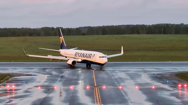 A Ryanair aircraft, which was carrying Belarusian opposition blogger and activist Roman Protasevich and was diverted to Belarus, lands at Vilnius Airport in Vilnius, Lithuania May 23, 2021. REUTERS/Andrius Sytas - Sputnik International