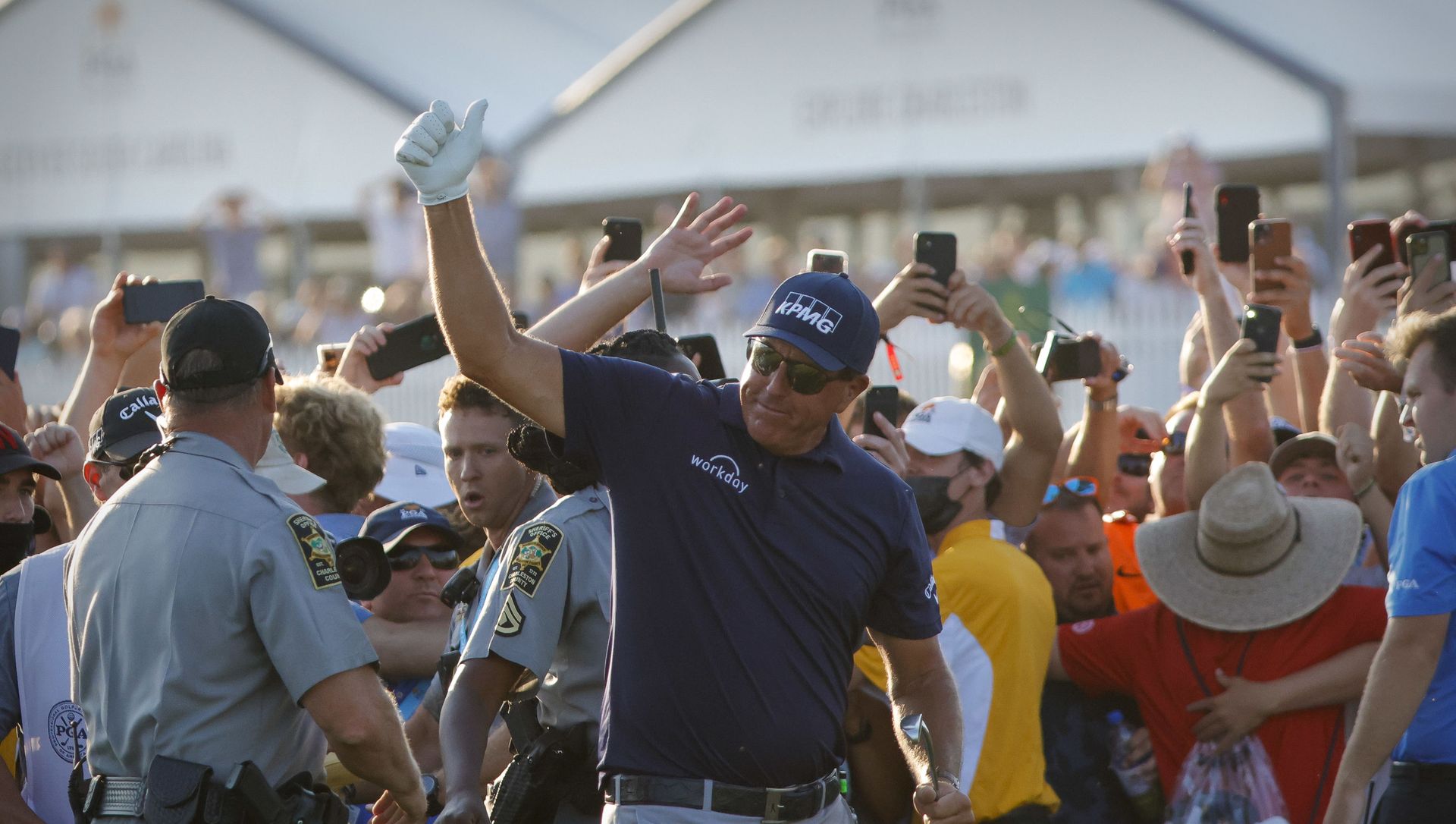 May 23, 2021; Kiawah Island, South Carolina, USA; Phil Mickelson gives a thumbs up to the fans on the 18th hole during the final round of the PGA Championship golf tournament May 23, 2021; Kiawah Island, South Carolina, USA; Phil Mickelson gives a thumbs up to the fans on the 18th hole during the final round of the PGA Championship golf tournament - Sputnik International, 1920, 23.05.2021