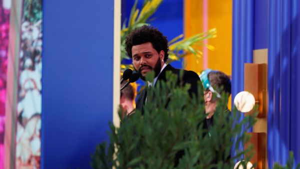 The Weeknd speaks after he won the award for Top Hot 100 Artist at the 2021 Billboard Music Awards outside the Microsoft Theater in Los Angeles, California, U.S. May 23, 2021 - Sputnik International