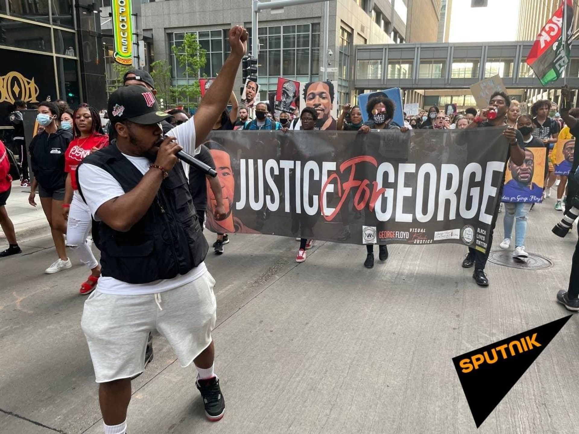 One Year Later: Americans Remember Floyd on Anniversary of His Death in Police Custody - Photos - Sputnik International, 1920, 26.05.2021