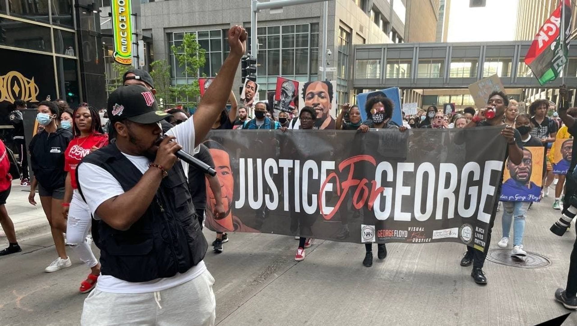 Several hundred Americans march through downtown Minneapolis paying tribute to George Floyd. Several hundred Americans march through downtown Minneapolis paying tribute to George Floyd. - Sputnik International, 1920, 25.05.2021