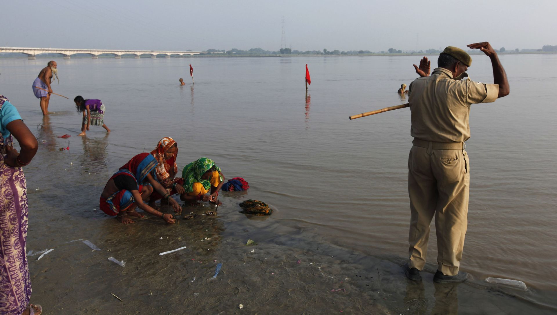 An Indian policeman, right, alongside Hindu women perform rituals by the Sarayu River in Ayodhya, about, 550 kilometers (350 miles) east of New Delhi, India, Sunday, Aug. 25, 2013 An Indian policeman, right, alongside Hindu women perform rituals by the Sarayu River in Ayodhya, about, 550 kilometers (350 miles) east of New Delhi, India, Sunday, Aug. 25, 2013 - Sputnik International, 1920, 24.05.2021