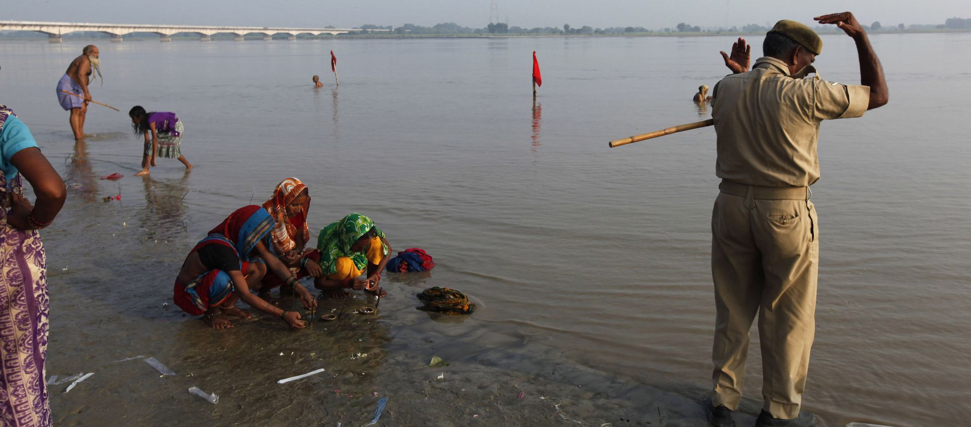 An Indian policeman, right, alongside Hindu women perform rituals by the Sarayu River in Ayodhya, about, 550 kilometers (350 miles) east of New Delhi, India, Sunday, Aug. 25, 2013 An Indian policeman, right, alongside Hindu women perform rituals by the Sarayu River in Ayodhya, about, 550 kilometers (350 miles) east of New Delhi, India, Sunday, Aug. 25, 2013 - Sputnik International, 1920, 24.05.2021