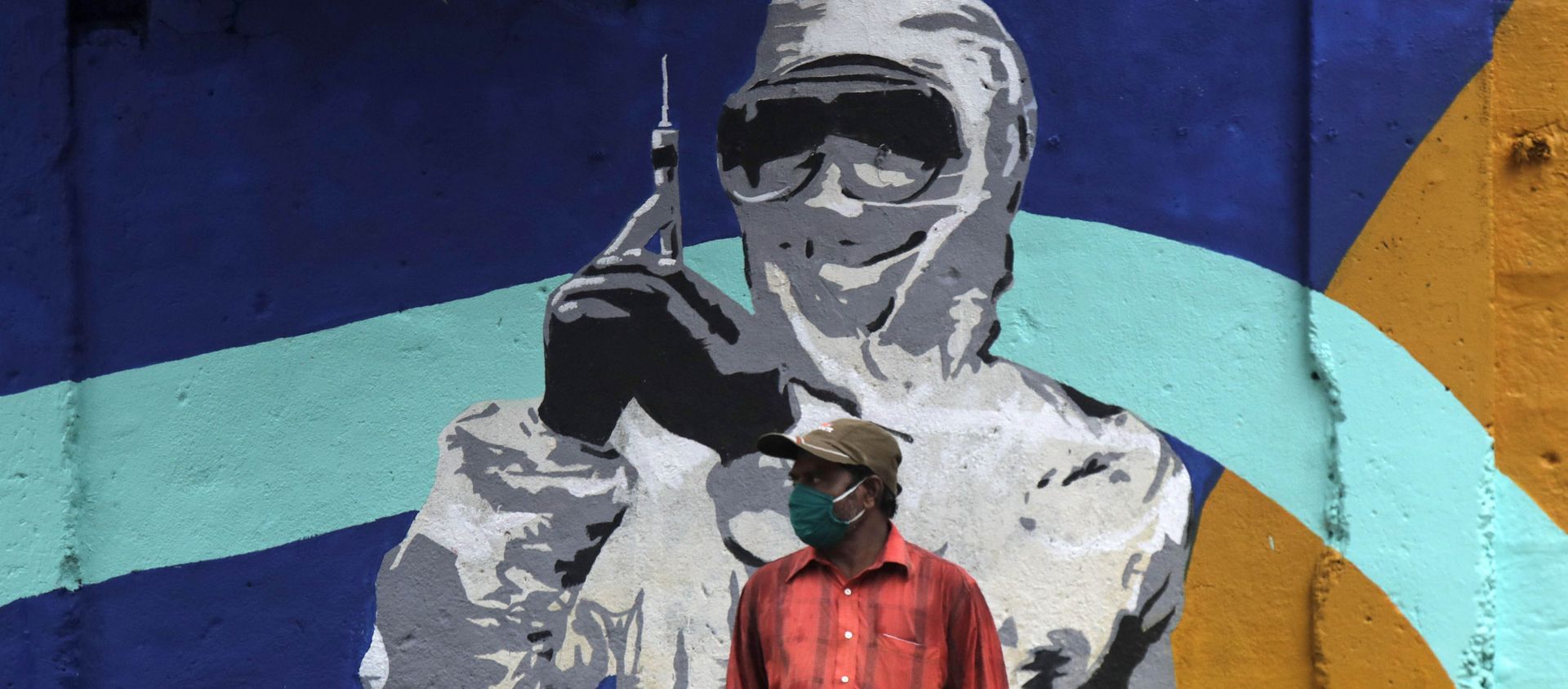 A man stands in front of a graffiti honoring those in the frontlines in the fight against the coronavirus in Mumbai, India, Tuesday, July 7, 2020 - Sputnik International, 1920, 16.06.2021