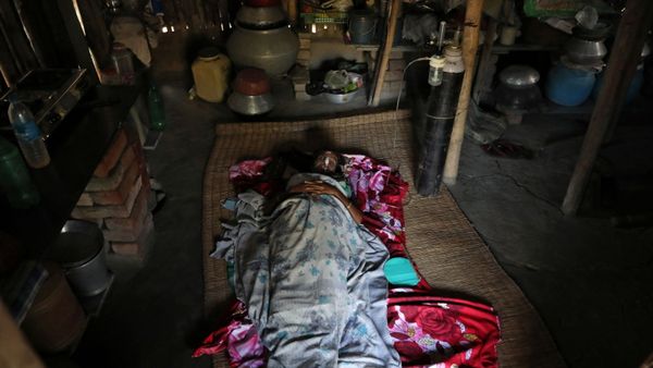 Parul Mondal, 50, a woman suffering from the coronavirus disease (COVID-19) receives oxygen support inside her house during a free medical camp set up to provide healthcare support to villagers, amidst the spread of the coronavirus disease (COVID-19), at Debipur village in South 24 Parganas district in the eastern West Bengal state, India, May 21, 2021 - Sputnik International