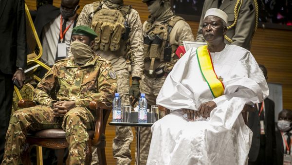 Former Defense Minister and retired Col. Maj. Bah N'Daw, right, is sworn into the office of transitional president, and Col. Assimi Goita, left, head of the junta that staged the Aug. 18 coup, is sworn into the office of transitional vice president, at a ceremony in the capital Bamako, Mali, Friday, Sept. 25, 2020. - Sputnik International