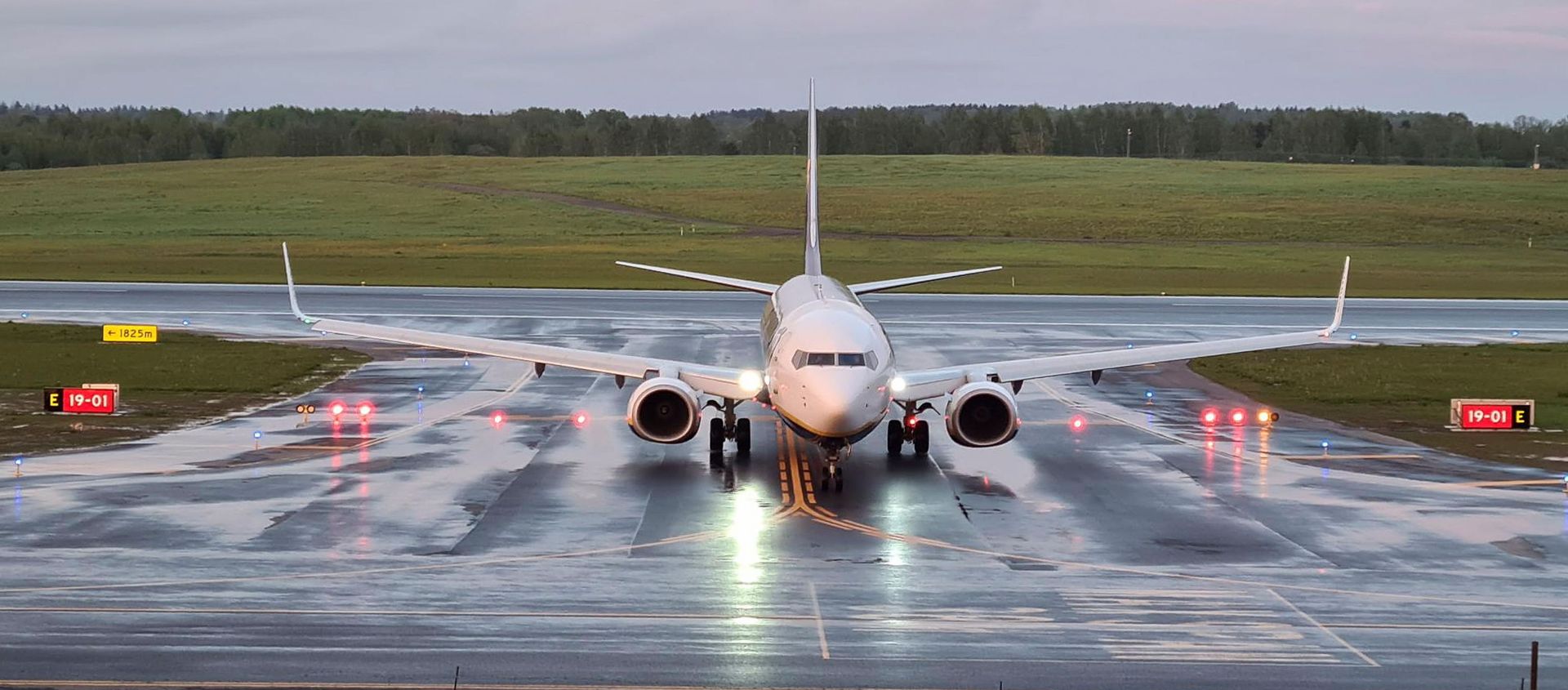 A Ryanair aircraft, which was carrying Belarusian opposition blogger and activist Roman Protasevich and diverted to Belarus, where authorities detained him, lands at Vilnius Airport in Vilnius, Lithuania May 23, 2021. - Sputnik International, 1920, 25.05.2021