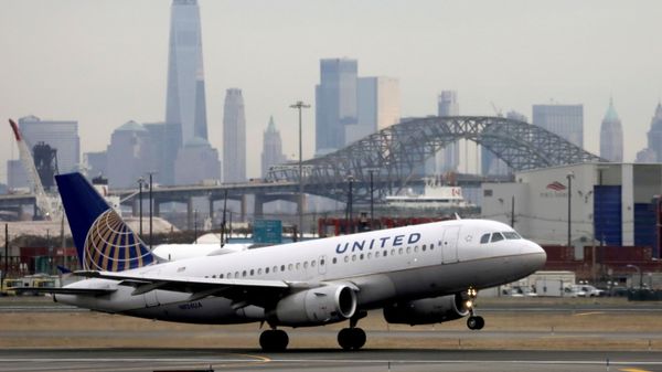 A United Airlines passenger jet takes off with New York City as a backdrop, at Newark Liberty International Airport, New Jersey, U.S. December 6, 2019. - Sputnik International