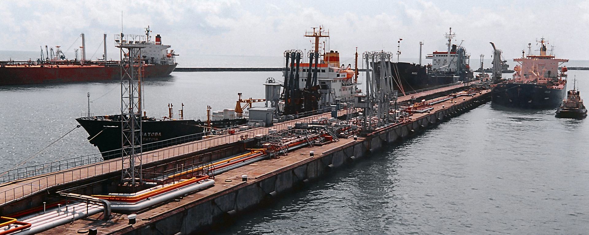 The public oil company Rosneft-Tuapsenefteprodukt is the main petroleum-shipment facility in southern Russia The public oil company Rosneft-Tuapsenefteprodukt is the main petroleum-shipment facility in southern Russia - Sputnik International, 1920, 08.12.2022