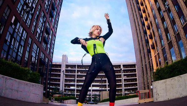 Woman dances on the street - Sputnik International
