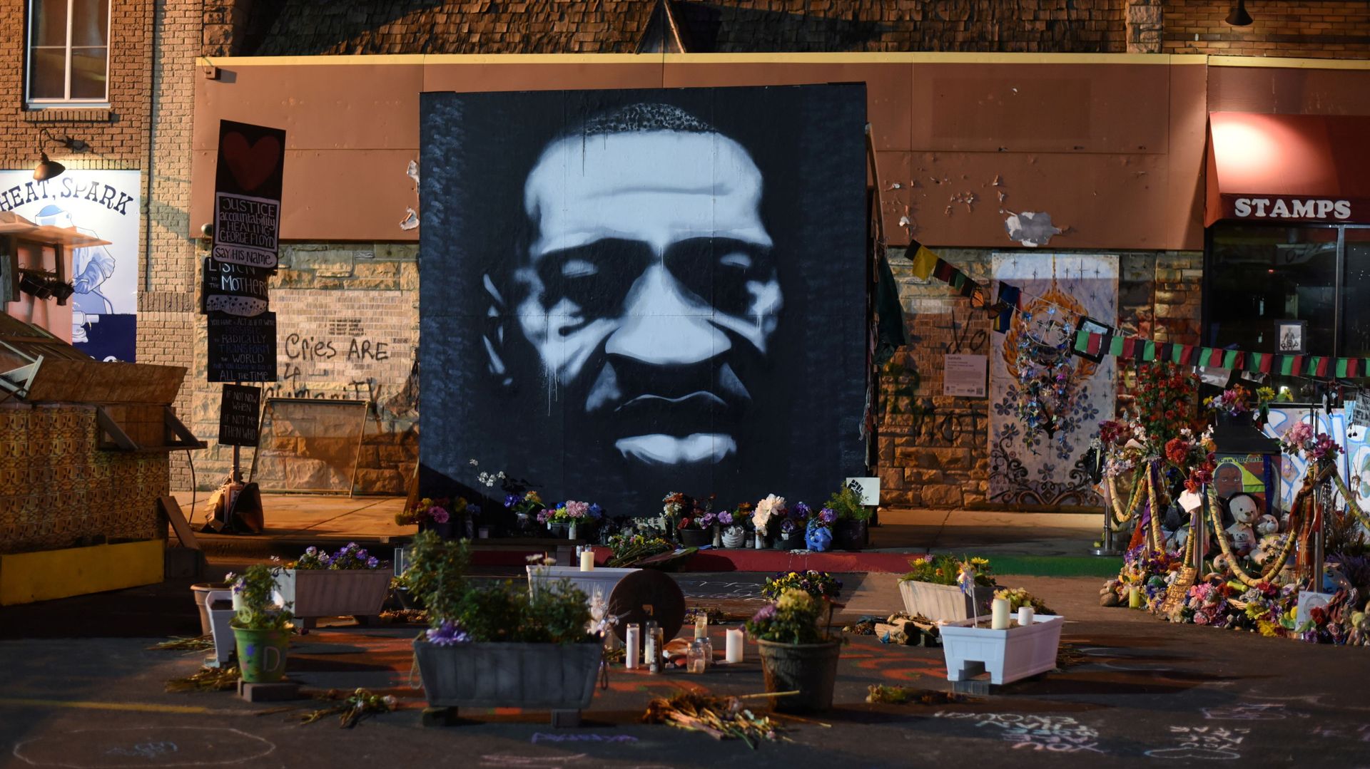 Offerings are left at George Floyd Square in Minneapolis, Minnesota, US, 21 May 2021 Offerings are left at George Floyd Square in Minneapolis, Minnesota, US, 21 May 2021 - Sputnik International, 1920, 08.06.2021