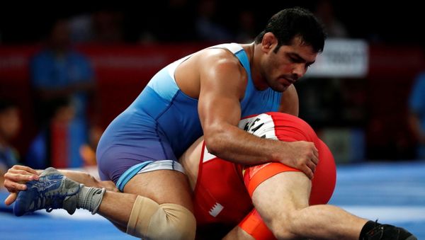 Sushil Kumar of India in action with Adam Batirov of Bahrain - Sputnik International