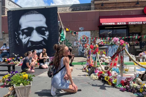People knealt their knee in memory of George Floyd during commemorating event in Minneapolis People knealt their knee in memory of George Floyd during commemorating event in Minneapolis - Sputnik International