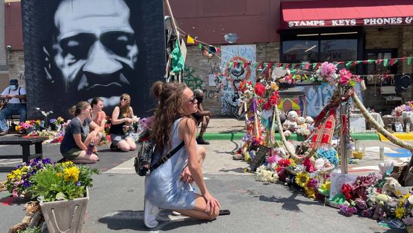 People knealt their knee in memory of George Floyd during commemorating event in Minneapolis - Sputnik International