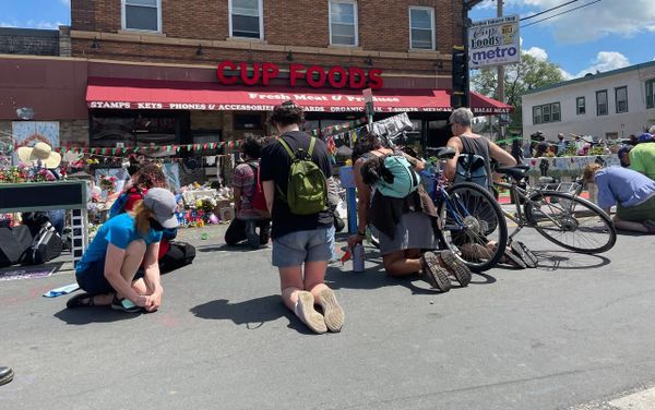 People knealt their knee in memory of George Floyd during commemorating event in Minneapolis People knealt their knee in memory of George Floyd during commemorating event in Minneapolis - Sputnik International