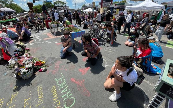 People knealt their knee in memory of George Floyd during commemorating event in Minneapolis - Sputnik International