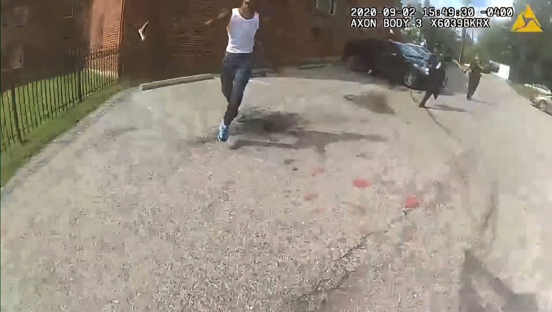 This image from video released by the Metropolitan Police Department, shows body cam video during a foot pursuit with Deon Kay, center, in Washington, on Wednesday afternoon, Sept. 2, 2020. This image from video released by the Metropolitan Police Department, shows body cam video during a foot pursuit with Deon Kay, center, in Washington, on Wednesday afternoon, Sept. 2, 2020. - Sputnik International, 1920, 25.05.2021