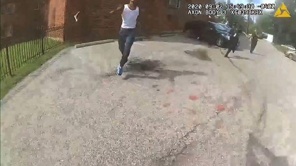 This image from video released by the Metropolitan Police Department, shows body cam video during a foot pursuit with Deon Kay, center, in Washington, on Wednesday afternoon, Sept. 2, 2020. - Sputnik International